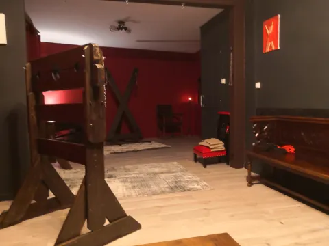 Donjon du Refuge Des Extases, un des deux gites BDSM de l'Antre Des Vices proche de Valence Donjon du Refuge Des Extases, un des deux gites BDSM de l'Antre Des Vices proche de Valence