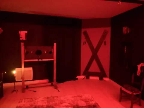 Donjon du Repaire Des Passions, un des gites BDSM de l'Antre Des Vices, proche de Valence Donjon du Repaire Des Passions, un des gites BDSM de l'Antre Des Vices, proche de Valence